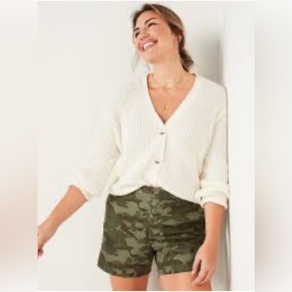 Old Navy Everyday Green Camouflage Mid-Rise Shorts. Women’s 4 - Picture 2 of 11